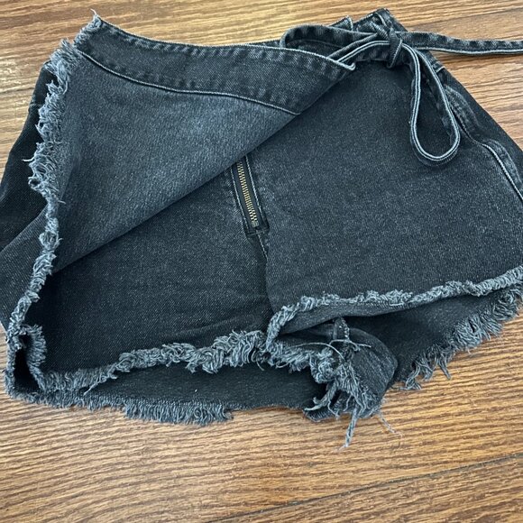 Free People We The Free Emmy Denim Mini Wrap Skort Size 0 Washed Black Raw Hem - Picture 5 of 11